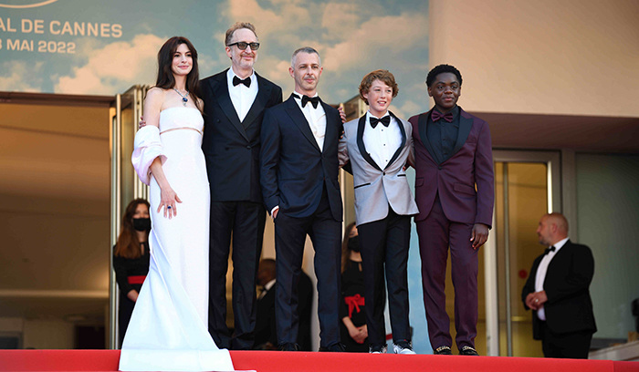當地時間5月19日晚，第75屆戛納電影節影片《世界末日》主創團隊亮相首映紅毯，該影片入圍本屆戛納電影節主競賽單元。