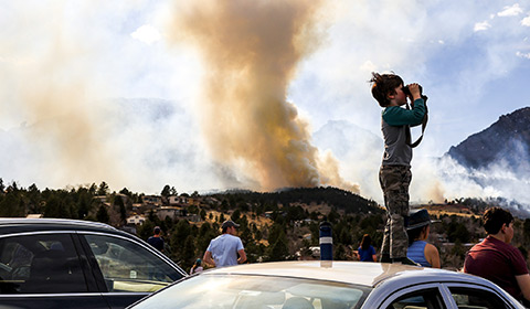 当地时间2022年3月26日，美国科罗拉多州博尔德县，迅速蔓延的野火让成千上万的居民因住房被烧毁而离开家园。