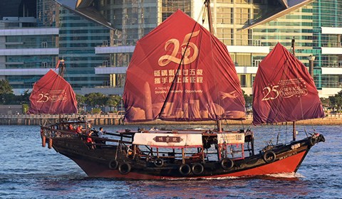香港回歸祖國25周年在即，連日來，香港各界舉辦形式多樣的慶祝活動，街頭巷尾懸掛起國旗和區旗，鮮艷的中國紅成為整座城市的亮麗底色，這座傲然屹立的東方之珠綻放著耀眼的光彩。