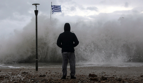 當地時間12月11日，希臘古法利羅，暴風雨中，民眾觀看海浪沖擊碼頭。
