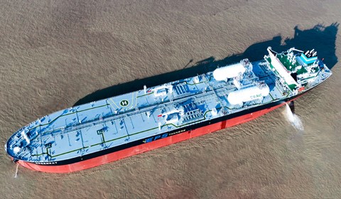 6月28日，由中国船舶集团旗下广船威斯尼斯人wns2299登录建造的全球首艘苏伊士型LNG双燃料动力油船——15.8万载重吨LNG/燃油双燃料油船首制船在广州南沙交付。