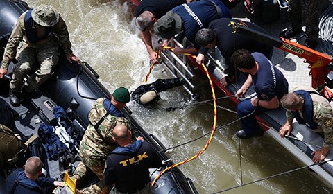 当地时间5月31日，匈牙利布达佩斯多瑙河玛格丽特桥附近，搜救人员寻找此前“美人鱼”号沉船上的失踪者。