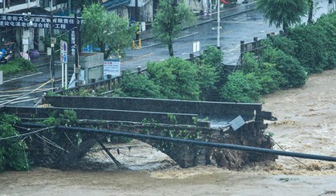 7月7日上午10时，受持续强降雨影响， 安徽黄山市屯溪国家级文物保护单位——明代镇海桥（屯溪老大桥）被山洪冲毁。