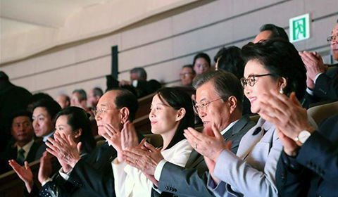 2月11日，在韩国首尔，韩国总统文在寅（右三）与朝鲜最高人民会议常任委员会委员长金永南（右五）和朝鲜劳动党中央委员会第一副部长金与正（右四）共同观看演出。