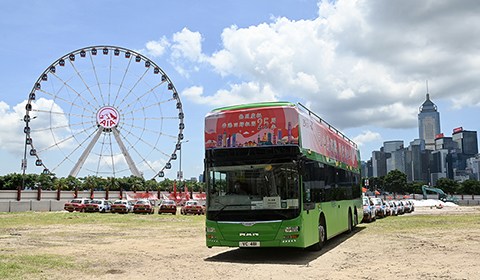 6月28日，香港的士司機從業員總會在港島舉行慶祝香港回歸25周年的士巡游活動。