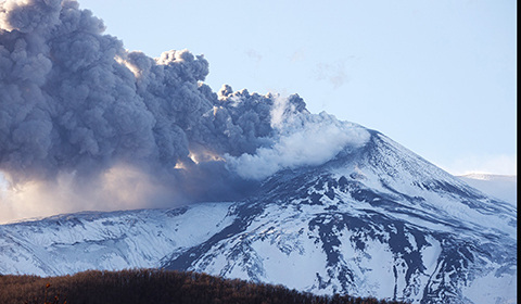 當地時間12月14日，意大利，埃特納火山噴發，濃煙滾滾直沖云霄，場面壯觀。