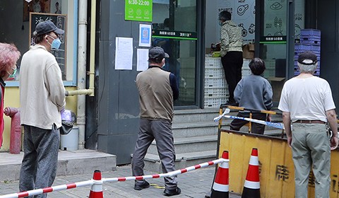 5月19日，上海防范區的居民在便利店購物。
