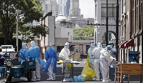 6月11日，医护人员在上海市虹口区金山路、天潼路进行核酸采样。
