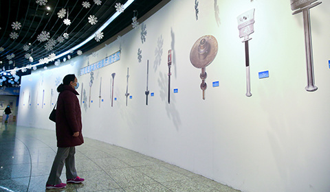 12月15日，市民在北京世紀壇藝術館參觀歷屆冬奧會火炬圖片展示墻。