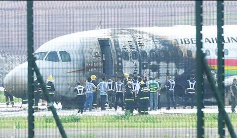 5月12日，重庆江北国际机场，事发飞机火已被扑灭，飞机左前侧乘客出入口附近有明显黑色烟熏过火痕迹。