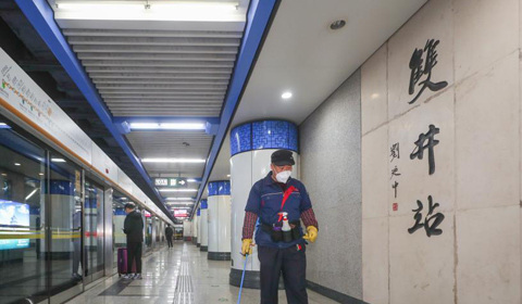 5月12日，保洁人员在北京地铁双井站内对地铁屏蔽门进行消杀。双井站因为疫情原因出入口已经封闭，但可以在站内换乘。