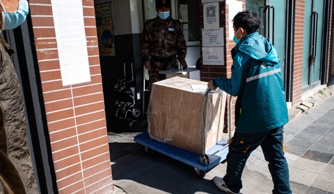 5月13日上午，快递员推送一个快件进入北京市朝阳区望京街道的一个居民小区，准备送往收件方。
