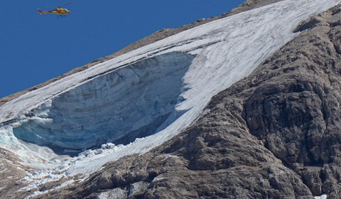 當地時間7月4日，冰川崩塌后，一架救援直升機在部阿爾卑斯山加納澤附近的蓬塔羅卡冰川上空盤旋。據救援人員介紹，這座冰川目前仍不穩定，無法立即派遣救援人員進入該地區展開搜救工作。