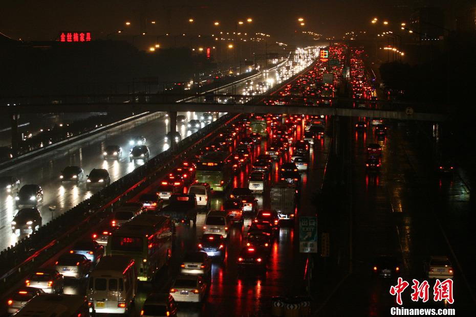 广东阳江遭特大暴雨袭击 市区多处受浸