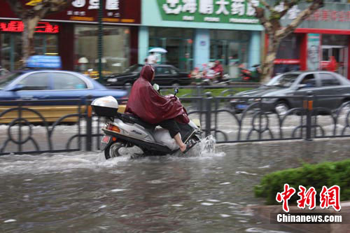 哈尔滨机场路雨后严重积水 堵车达四五公里
