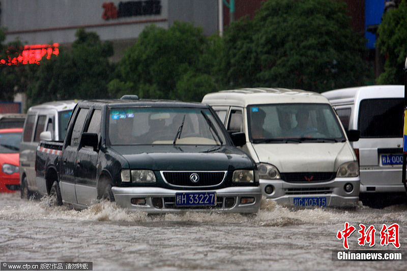 暴雨突袭广州 低洼路段水淹过膝