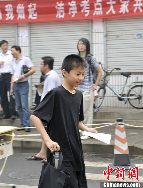 英语高考听力考试 南京考生家长上路指挥交通