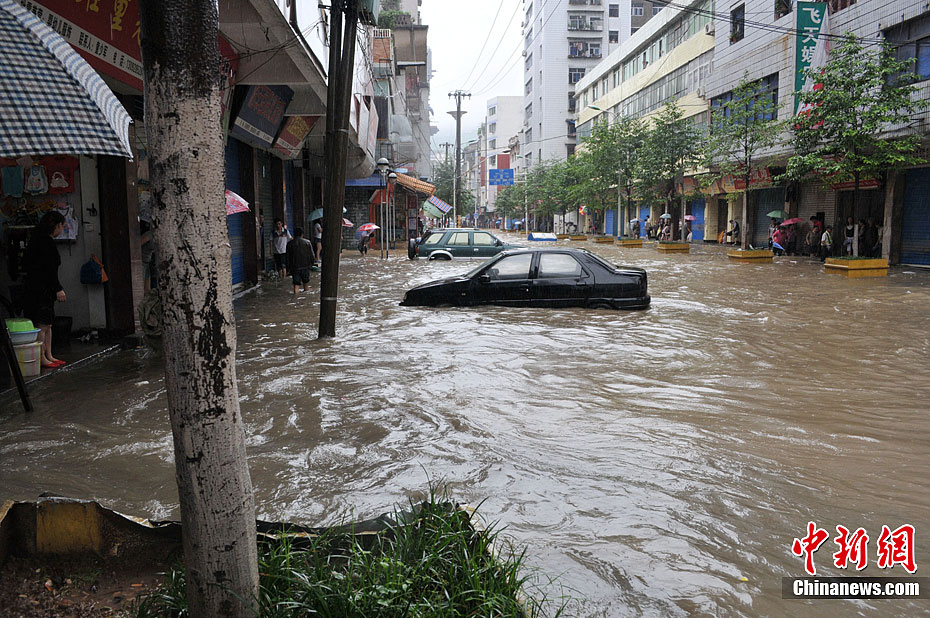 四川万源暴雨致30万人受灾 洪水淹没街道