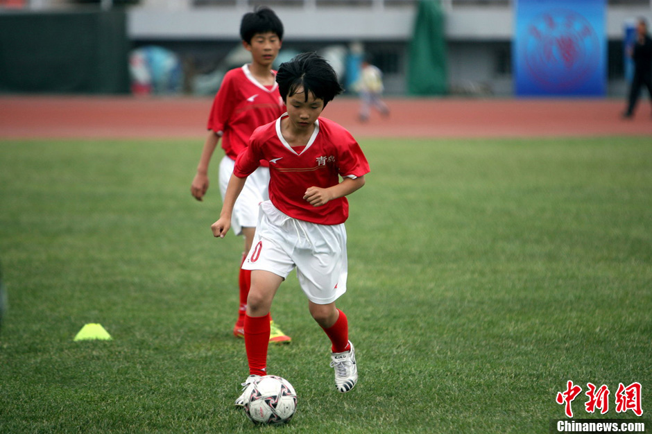 全国青少年足球联赛 青岛小梅西李明带队上演