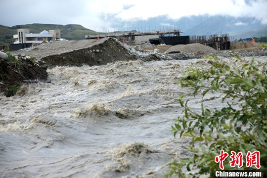 贵州都匀货车被卷入洪水 一家三口被困车顶