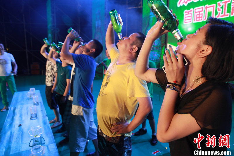 乌苏啤酒节开幕 200吨啤酒免费畅饮