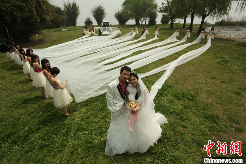 哈萨克斯坦举行新娘婚纱秀