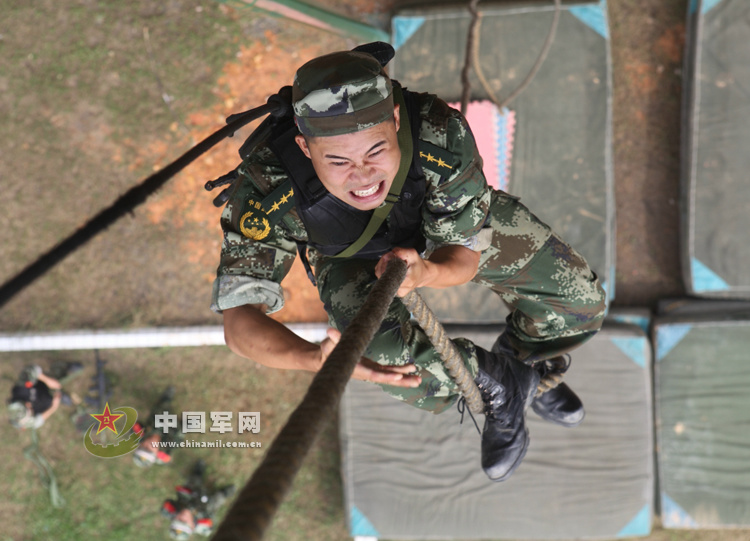 中国空军航空兵某旅旅长:随时准备升空作战