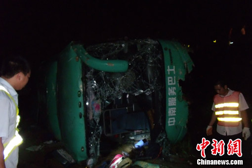 深圳旅游大巴在惠盐高速侧翻 已致40余人伤亡