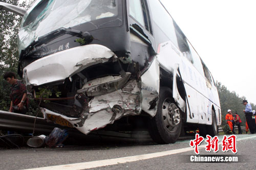 载有28名游客的大巴车杭甬高速发生事故 致3死