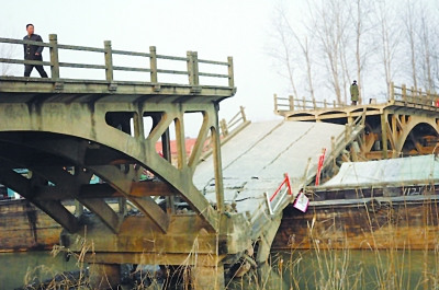江苏盐城跨河大桥遭船撞击倒塌 4年前已是危桥