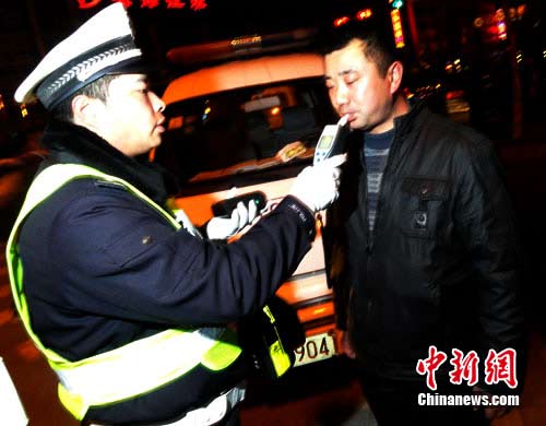 江苏盐城警方突查酒后驾驶 两小时逮着18人