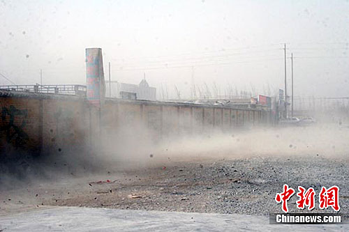 新疆阿克苏出现大风扬沙天 引起多起火灾事故