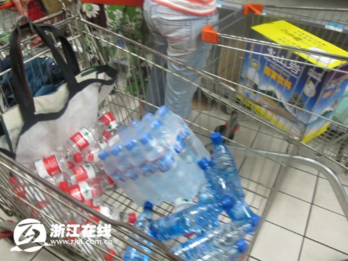 杭州超市中低价位矿泉水几乎卖空 商家称货源