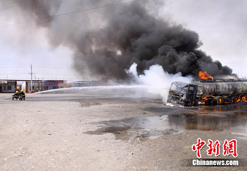 新疆一油罐车起火千余车被阻1小时灭火
