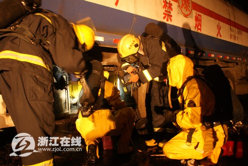 温州苍南25吨混醇槽罐车发生泄漏(图)