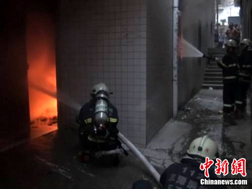 福建泉州三层出租屋起火 12名被困人员获救(图