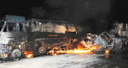 油罐车国道线上爆炸引燃8辆货车致2人受伤（图）