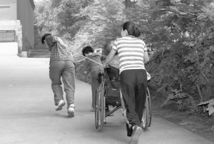 10岁男孩用绳牵轮椅奶奶看风景步行1公里山路
