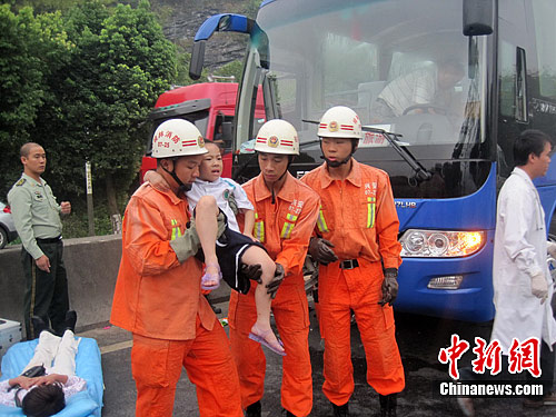 广西桂林一旅游包车撞隔离栏 消防救出48名师