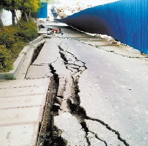杭州/坍塌现场附近的路面出现二十多厘米宽的裂缝。...
