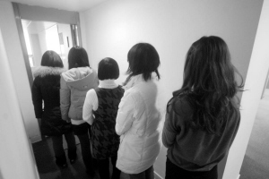 南京 邵丹/女厕门前排长队现象很普遍。记者邵丹摄