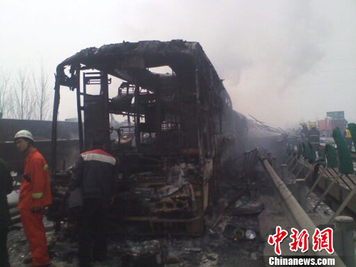 京福高速连环车祸目击:几辆大客车被烧仅剩骨