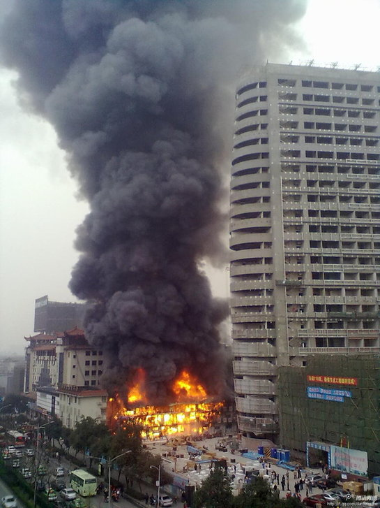 四川省医院旁一在建工地起火引燃老式楼房
