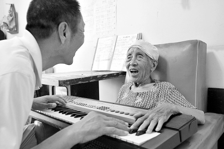 61岁儿天天唱歌给母亲 89岁母听儿歌声不寂寞