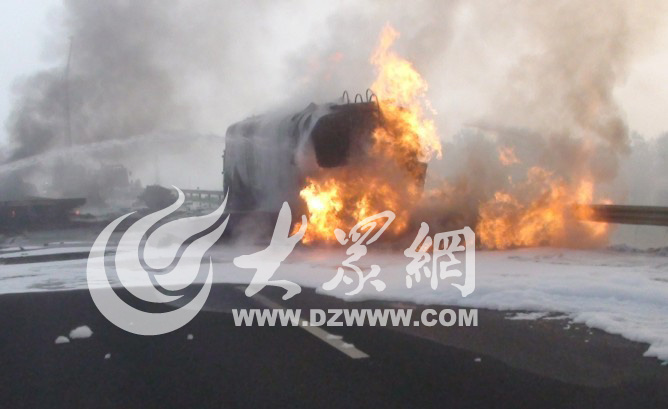 一辆油罐车在荣乌高速山东段被撞起火(图)