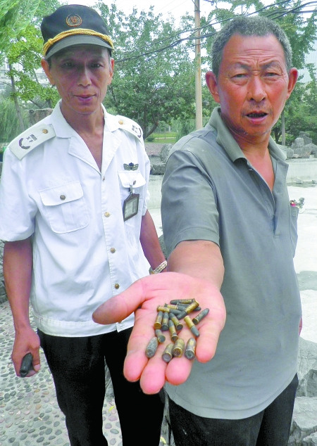 郑州工人清理鱼塘淤泥清出16颗子弹(图)