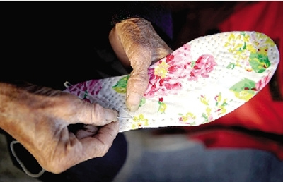 83岁老人缝鞋垫上街卖(图)-中新