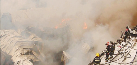 杭州萧山一羽绒加工厂着火出动33辆消防车（图）