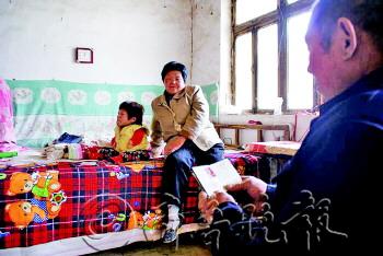 女婴患软骨病被弃路边 农村夫妇31年将其抚养