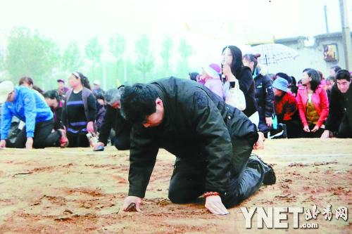 山东潍坊400村民向“钉子户”下跪请求拆房（图）